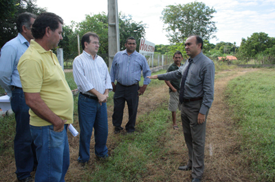 Merlong Solano, secretário das Cidades visita Centro Esportivo no bairro Mocambinho