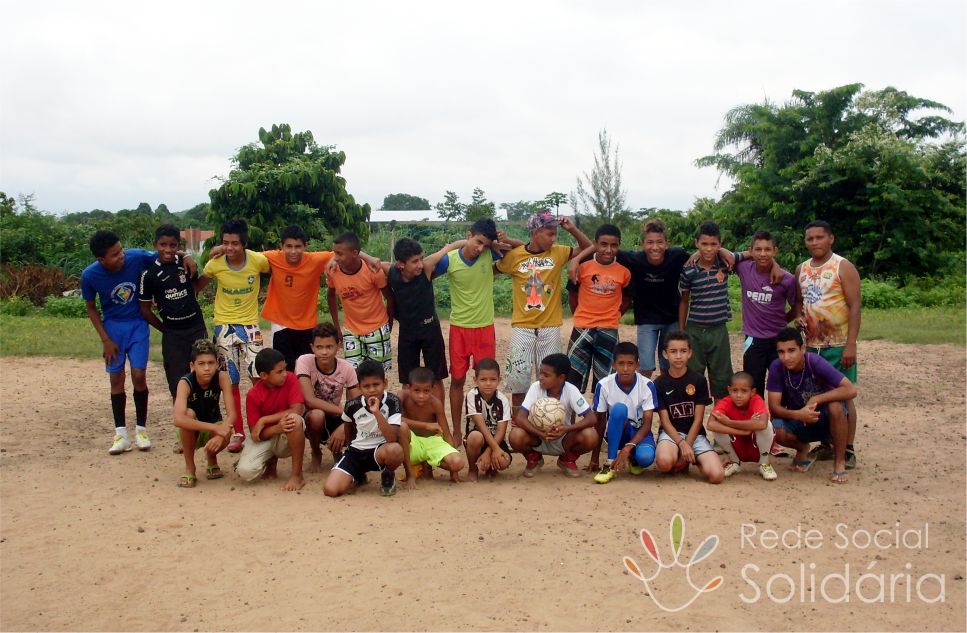 Projeto Jovem Esperança atende juventude da zona leste com escolinha de futebol