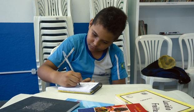 Biblioteca do bairro Água Mineral pede doação de livros e cadeiras