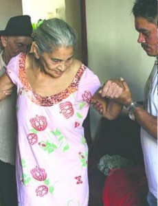 Marido e Filhos ajudam Maria a se locomover (Foto Dayne Dantas / Jornal Meio Norte )