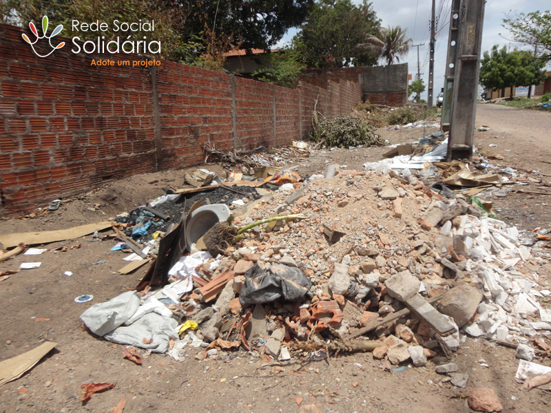 Rua vira depósito de lixo no Bairro Aeroporto