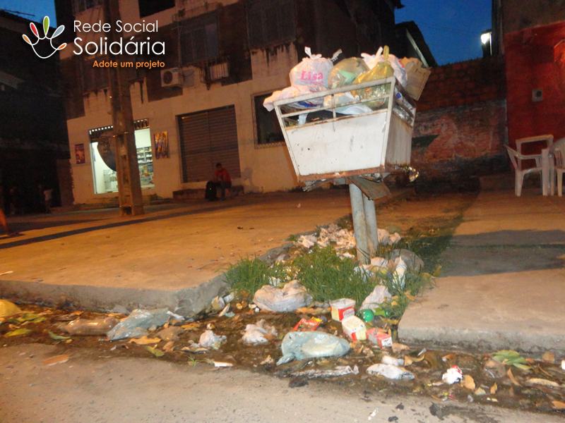 Moradores sofrem com a falta de limpeza na rede de esgoto