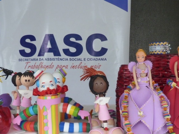 CEF realiza exposição material reciclável para o carnaval