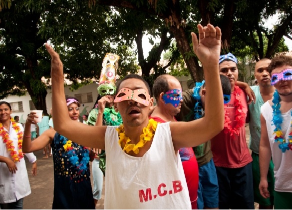 Pacientes caem na folia no tradicional carnaval do Areolino