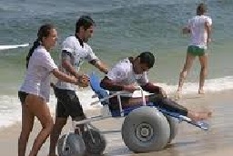 ONG permite que praia receba com mais conforto quem tem deficiência