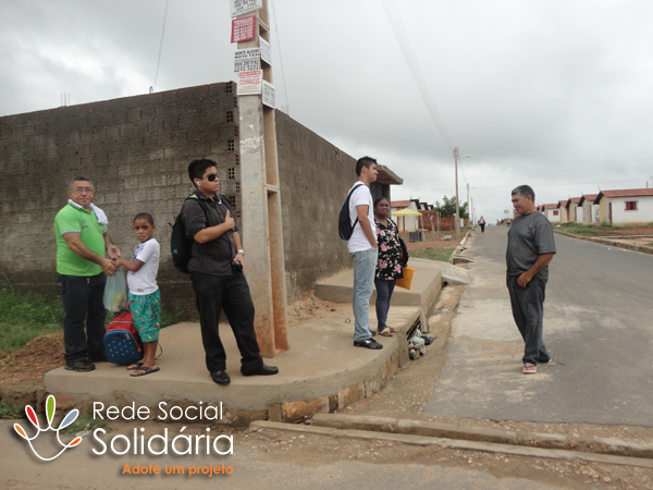 Pedestres sofrem sem paradas de ônibus no Residencial Jacinta Andrade