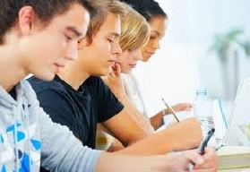 Estudante de universidade pública terá programa de aprimoramento de idioma
