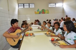 A Seduc vem desenvolvendo um trabalho junto às escolas de sua rede através de formações e acompanhamento local através de visitas.