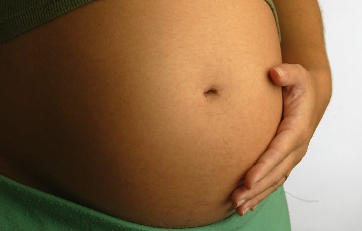 Senador propõe adoção na barriga para combater aborto