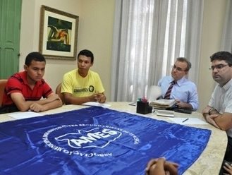 Prefeito recebe estudantes para discutir melhorias no transporte público