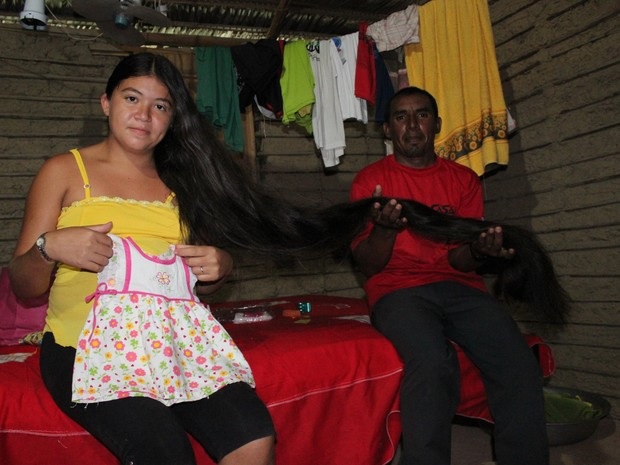 Jovem quer vender cabelo de 1,40 m para comprar enxoval da filha no PI