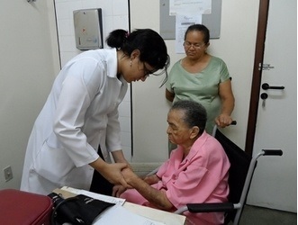 Lineu Araújo mantém ambulatório para tratar Parkinson e Alzheimer