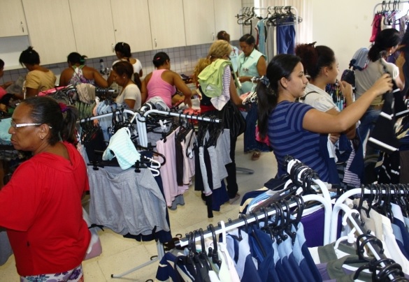 Primeiro dia do Bazar da Solidariedade do Ceir tem procura intensa