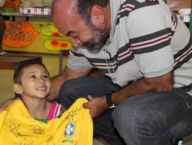 Lares filantrópicos do Piauí recebem camisas autografadas por Neymar
