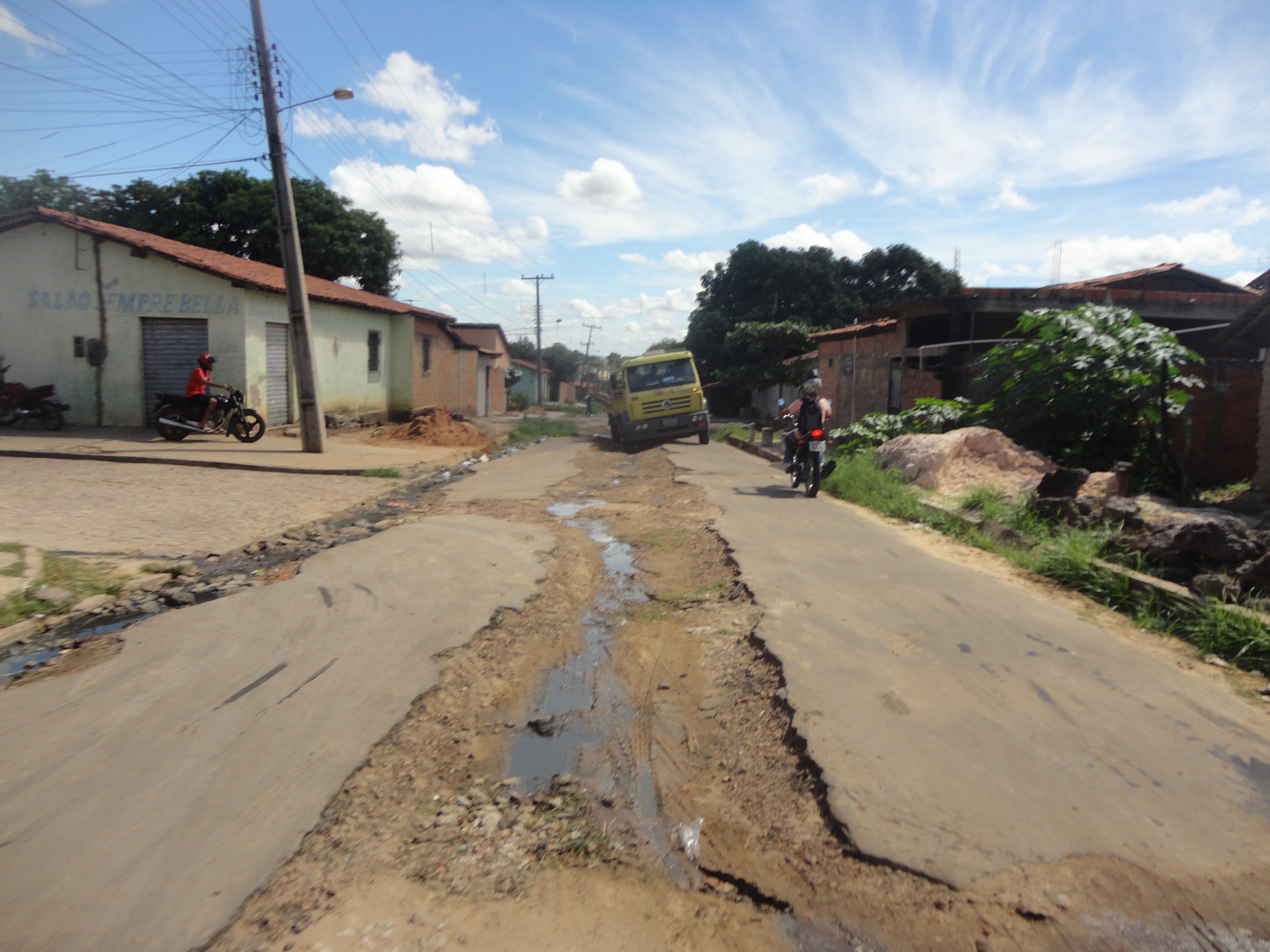 Moradores reclamam de buraco em ruas de Timon-MA.