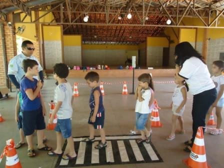 Prefeitura realiza ação educativa em colônia de férias