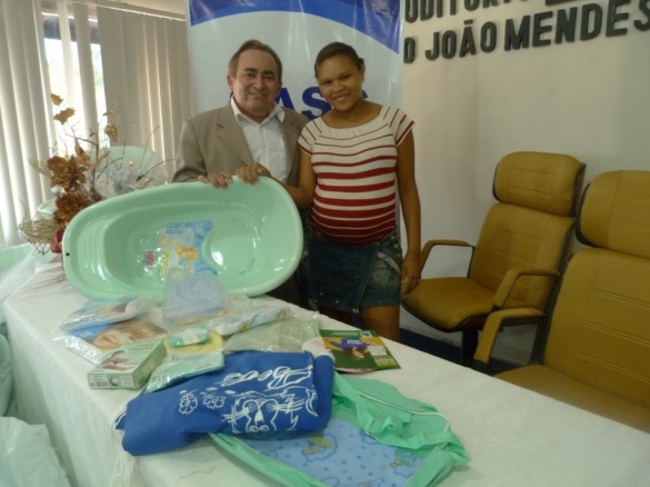 Sasc entrega kits de enxoval para gestantes