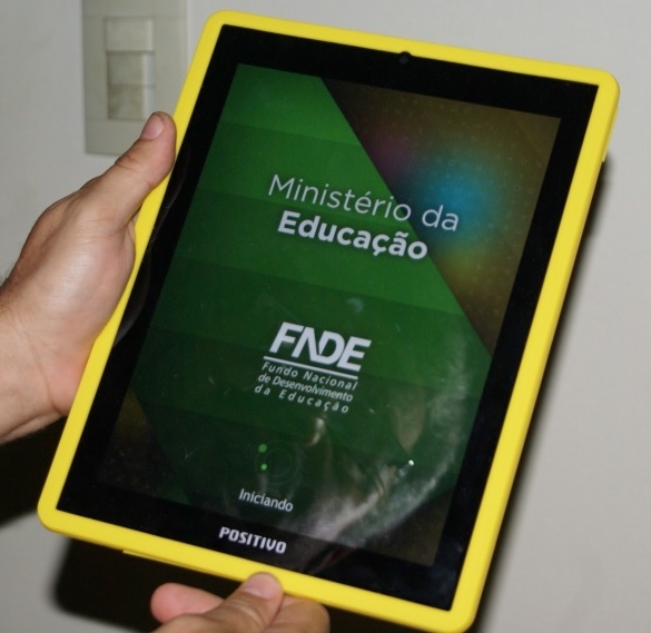 Governo do Estado entrega tablets a 9 mil professores do Piauí