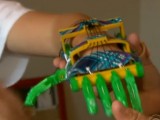 Homem usa impressora 3D para criar prótese de mão para o filho