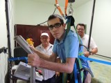 Jovem usa máquina feita pelo pai para aprender a andar em Santa Isabel